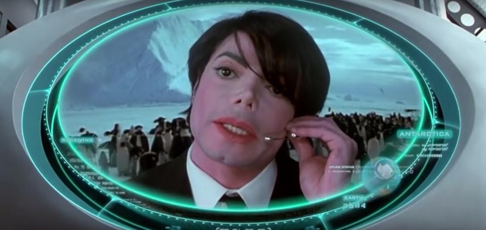 <p><span>Jacko wäre so gerne Agent M geworden und wir würden diesen gruseligen Auftritt so gerne vergessen. Der kurze Videoeinspieler des King of Pop hat dem Film in keiner Weise geholfen. (Foto: YouTube @TheMJQuotes)</span> </p>