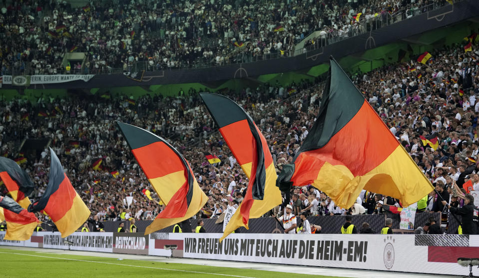 Aficionados ondean banderas alemanas durante el encuentro amistoso ante Grecia en el Borussia Park en Moenchengladbach, Alemania el viernes 7 de junio del 2024. (AP Foto/Martin Meissner)