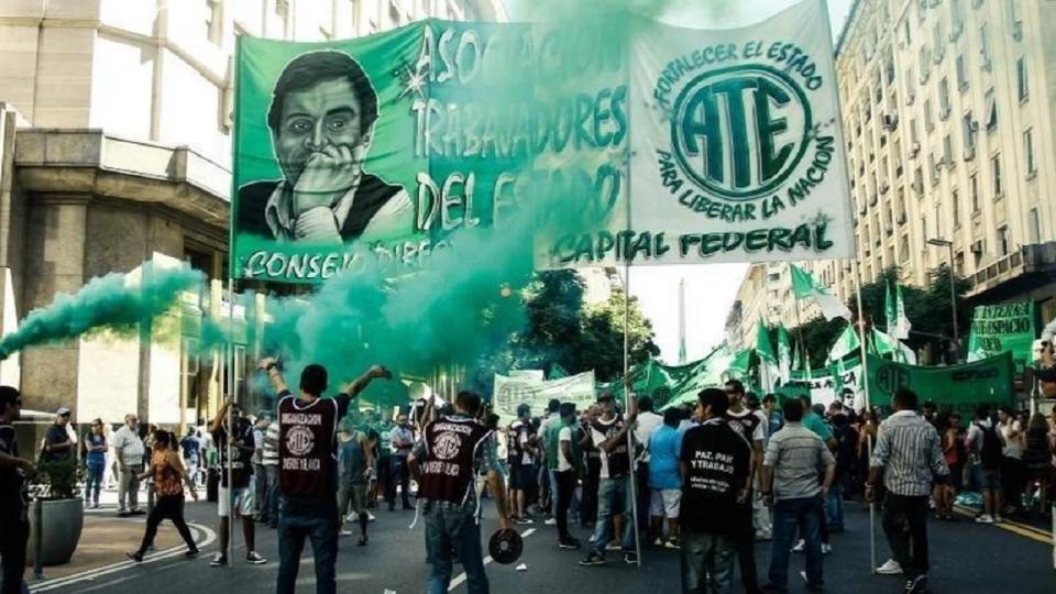 Estatales marchan al ministerio de Capital Humano en rechazo a ola de despidos