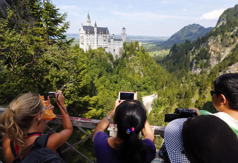 Bitte stillhalten: Das Schloss Neuschwanstein muss man sich täglich mit unzähligen Touristen teilen. (Bild: REUTERS/Michael Dalder)