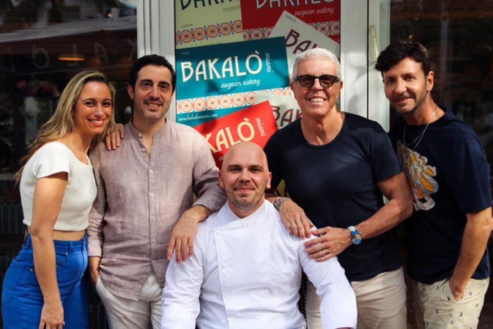 De izquierda a derecha, Stevi Tsapi, Giovanni Sandri, el chef ejecutivo Chrisanthos Latsi y los fundadores Egidio Guerreri y Nikos Nanou, el equipo del nuevo restaurante Bakalo Mykonos en Miami Beach.