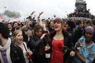 Les militants socialistes célèbrent la victoire de François Hollande à la Bastille. FRANCOIS GUILLOT / AFP