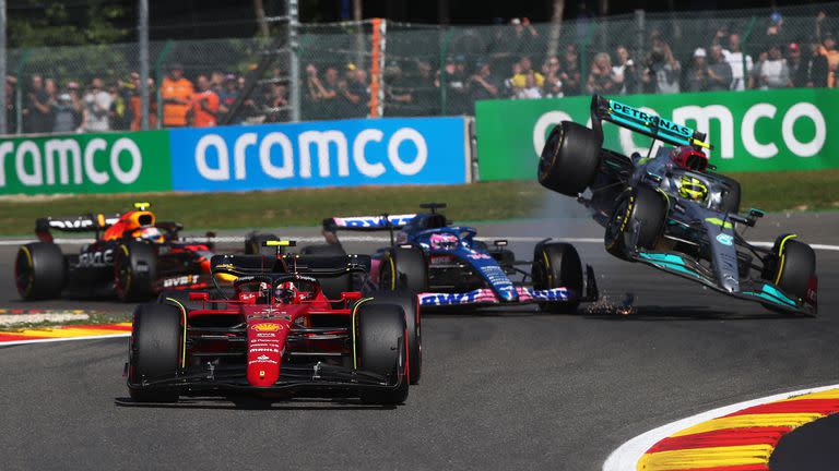 El vuelo del Mercedes de Lewis Hamilton, después de montarse sobre el neumático delantero izquierdo del Alpine que conduce Fernando Alonso; los pilotos sostuvieron un fuego cruzado de palabras durante y luego de la carrera en Spa-Francorchamps