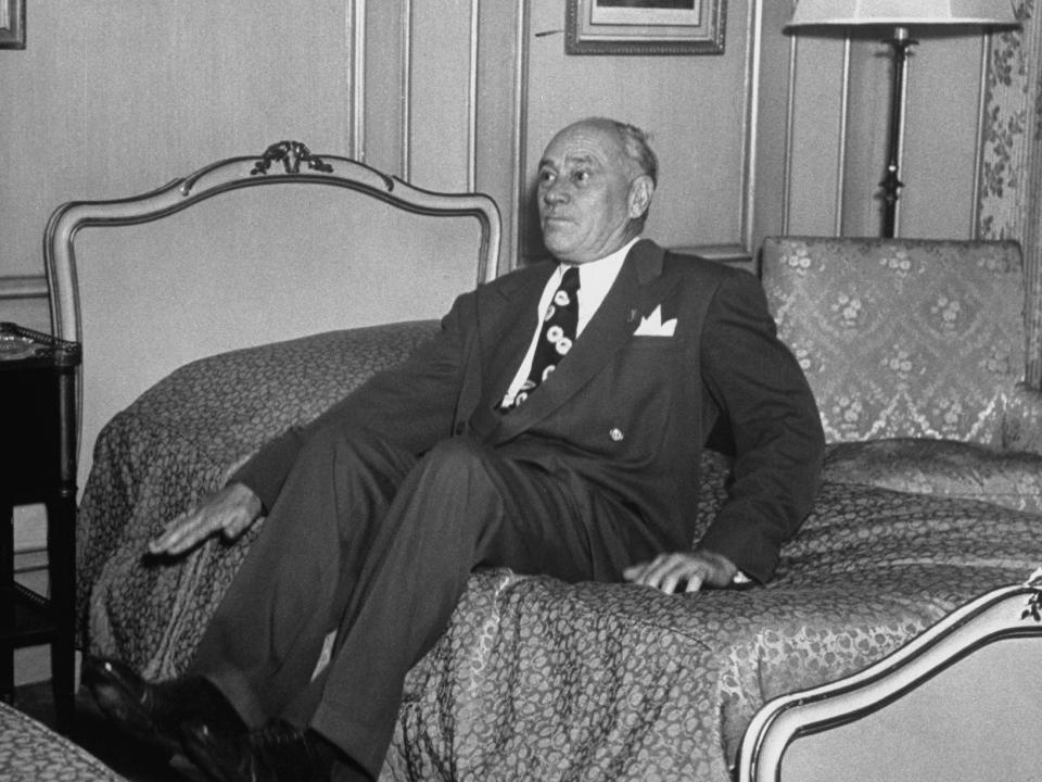 Conrad Hilton testing bed in Waldorf Astoria 1949