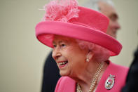 La reina eligió este broche como regalo para su madre por sus 100 años. En 2002 lo llevó en la conmemoración del Día D, pocas semanas después de la muerte de Isabel Bowes-Lyon. (Foto: Jeff J Mitchell / Getty Images)