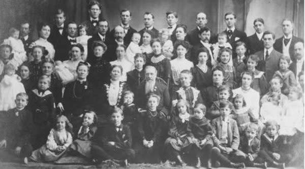 Foto falsa del clan Vassilyev, que en realidad muestra a la familia de Joseph F. Smith en el año 1904. (Crédito imagen: Utah Historical Quarterly).