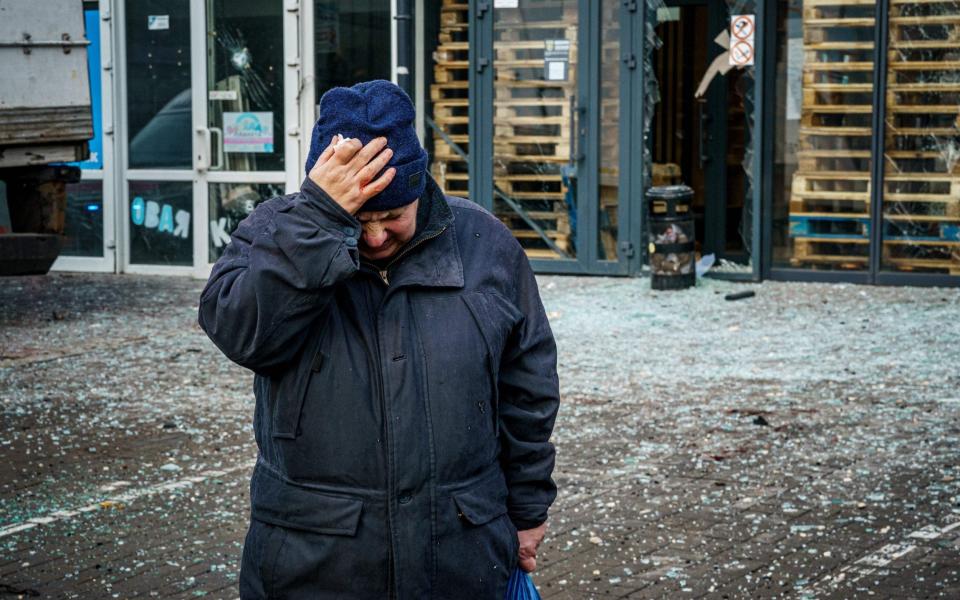 Una mujer reacciona después del bombardeo ruso a la ciudad ucraniana de Kherson