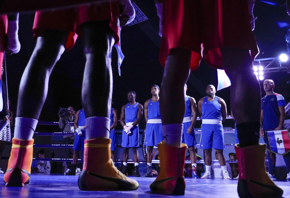 Boxeadores franceses forman una fila ante sus rivales cubanos al inicio de una serie de peleas de exhibición, en Varadero, Cuba, el 5 de abril de 2024. (AP Foto/Ramón Espinosa)