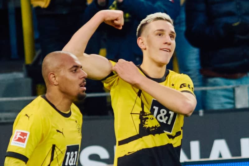 Dortmund's Nico Schlotterbeck (R) celebrates scoring his side's second goal with teammate Donyell Malen during the German Bundesliga soccer match between Borussia Dortmund and TSG 1899 Hoffenheim at Signal Iduna Park. Bernd Thissen/dpa