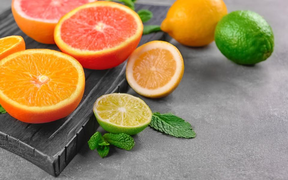 <p>Neben der Zitrone haben es noch weitere Zitrusfrüchte unter die gesündesten Lebensmittel geschafft. Orange, Limette und pinke Grapefruit landeten auf Platz 33, 34 und 35. Auch die weiße Grapefruit ist dabei und darf sich über Platz 41 freuen. (Bild: iStock / serezniy)</p> 