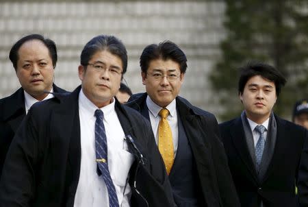 Former Seoul bureau chief of Japan's Sankei Shimbun newspaper, Tatsuya Kato (C), arrives at the Seoul Central District Court in Seoul, South Korea, December 17, 2015. REUTERS/Kim Hong-Ji