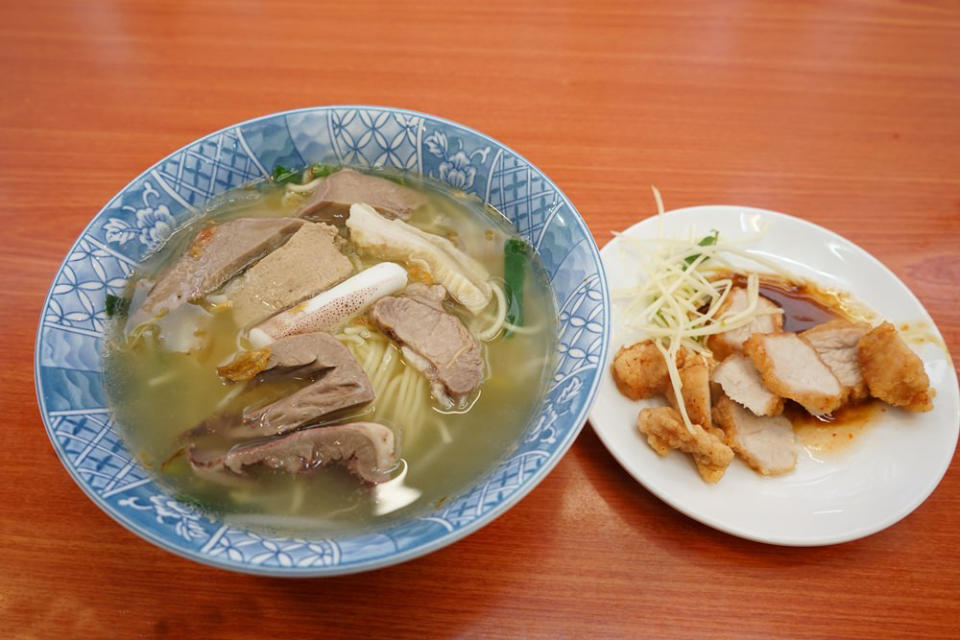 阿角紅燒肉酥香可口，搭配料多豐盛的什錦麵絕對能飽餐一頓。（攝影：nana媽四處趴趴走美食日記）