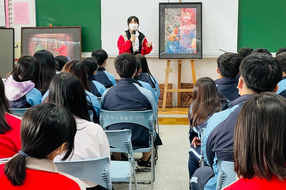 美術班學生跟秀林國中同學分享創作理念