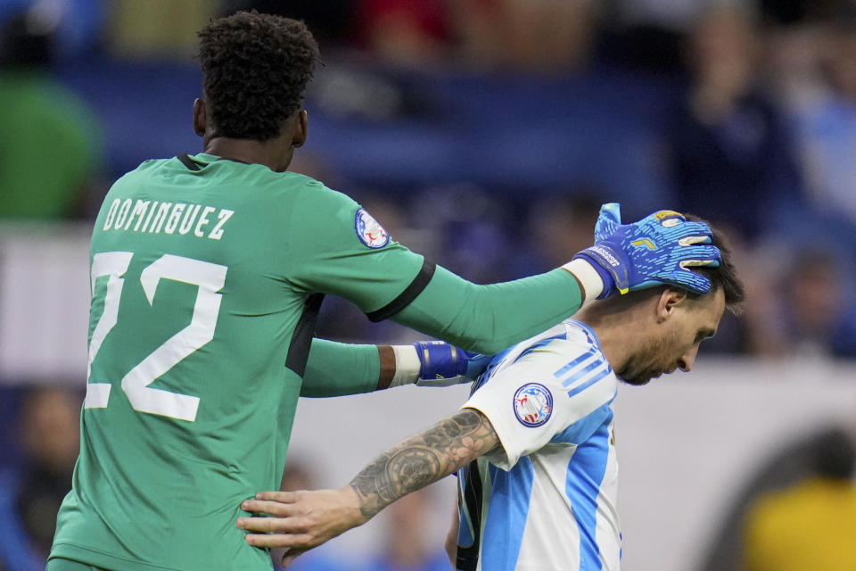 El arquero ecuatoriano Alexander Domínguez consuela al atacante argentino Lionel Messi luego que este falló su remate en la tanda de penales del duelo de cuartos de final de la Copa América, el jueves 4 de julio de 2024, en Houston. (AP Foto/Julio Cortez)