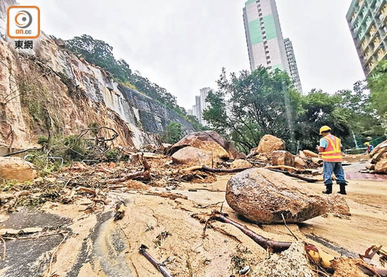 筲箕灣：耀東邨附近山坡有多塊巨石夾雜泥沙瀉下。