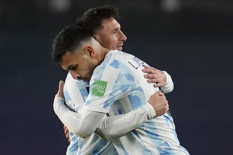 Leandro Paredes le dedicó un emocionante posteo a Lionel Messi que hizo poner la piel de gallina a los hinchas de la selección. (Photo by Natacha Pisarenko / POOL / AFP)