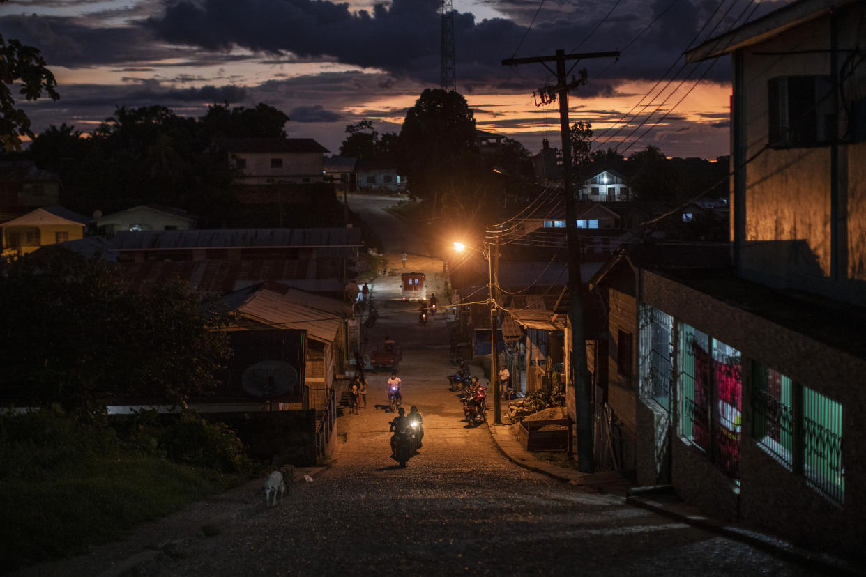 Un barco cargado de pirarucú, un pez endémico, que se vende por casi el doble de otras variedades, cerca de Mara, en la región oeste de la Amazonía en Brasil, el 8 de octubre de 2014. (Mauricio Lima/The New York Times).