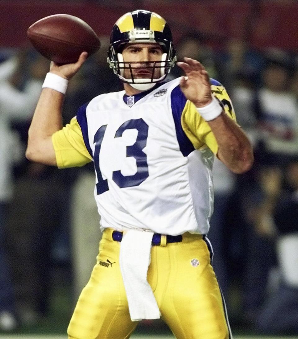 St. Louis Rams quarterback Kurt Warner gets ready to pass during first half action in Super Bowl XXXIV