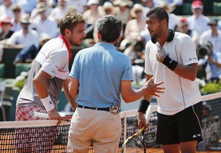 Jo-Wilfried Tsonga of France (R) and Stan Wawrinka of Switzerland (L) argue with a referee during their men's semi-final match at the French Open tennis tournament at the Roland Garros stadium in Paris, France, June 5, 2015. REUTERS/Jean-Paul Pelissier