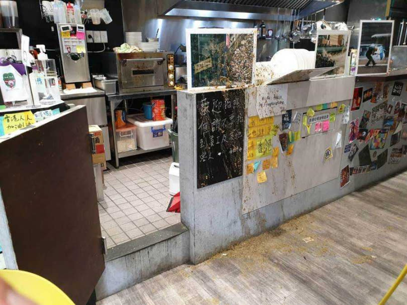 保護傘餐廳當時遭歹徒潑灑雞糞等穢物，造成店內器具全毀，停業近一個月。（圖／報系資料照）