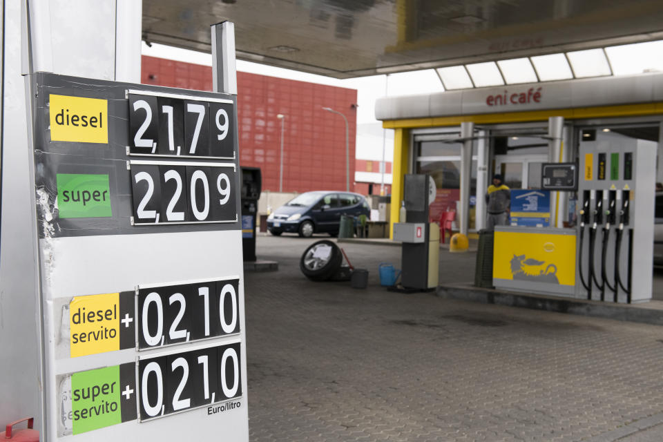 <p>España está lejos de los países europeos en los que más impuestos se pagan por el combustible. Entre los más caros se encuentra en Italia, donde el litro de gasolina tiene 73 céntimos de tasas, el de diésel 62 y el IVA es del 22%. (Foto: Stefano Guidi / Getty Images).</p> 
