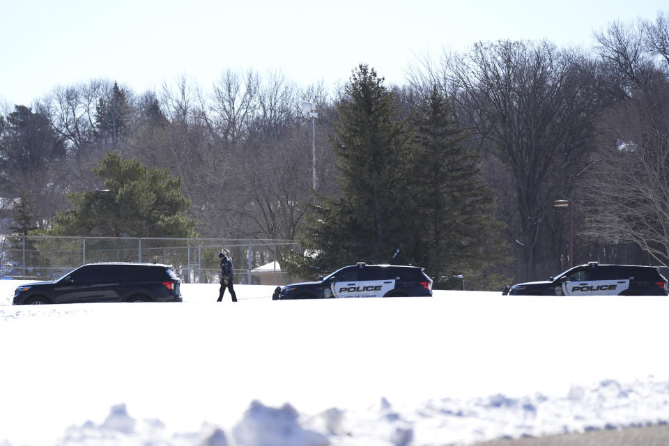 Esta fotografía muestra vehículos policiales luego que dos policías y un socorrista fueron muertos a tiros el domingo 18 de febrero de 2024, en Burnsville, Minnesota. (Foto AP/Abbie Parr)