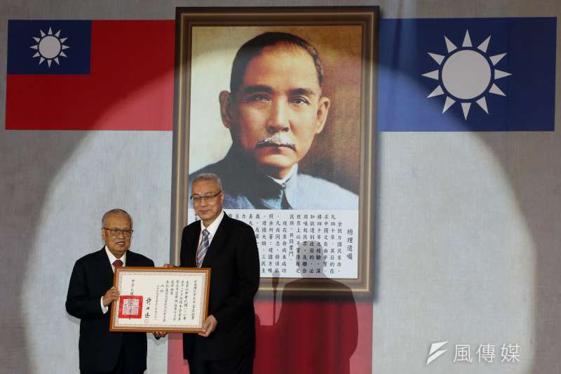 20170820-中國國民黨第20屆第1次全國代表大會，國民黨主席當選人吳敦義接受當選証書。（陳明仁攝）