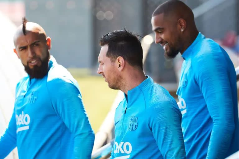 Kevin Prince Boateng junto a Lionel Messi y Arturo Vidal