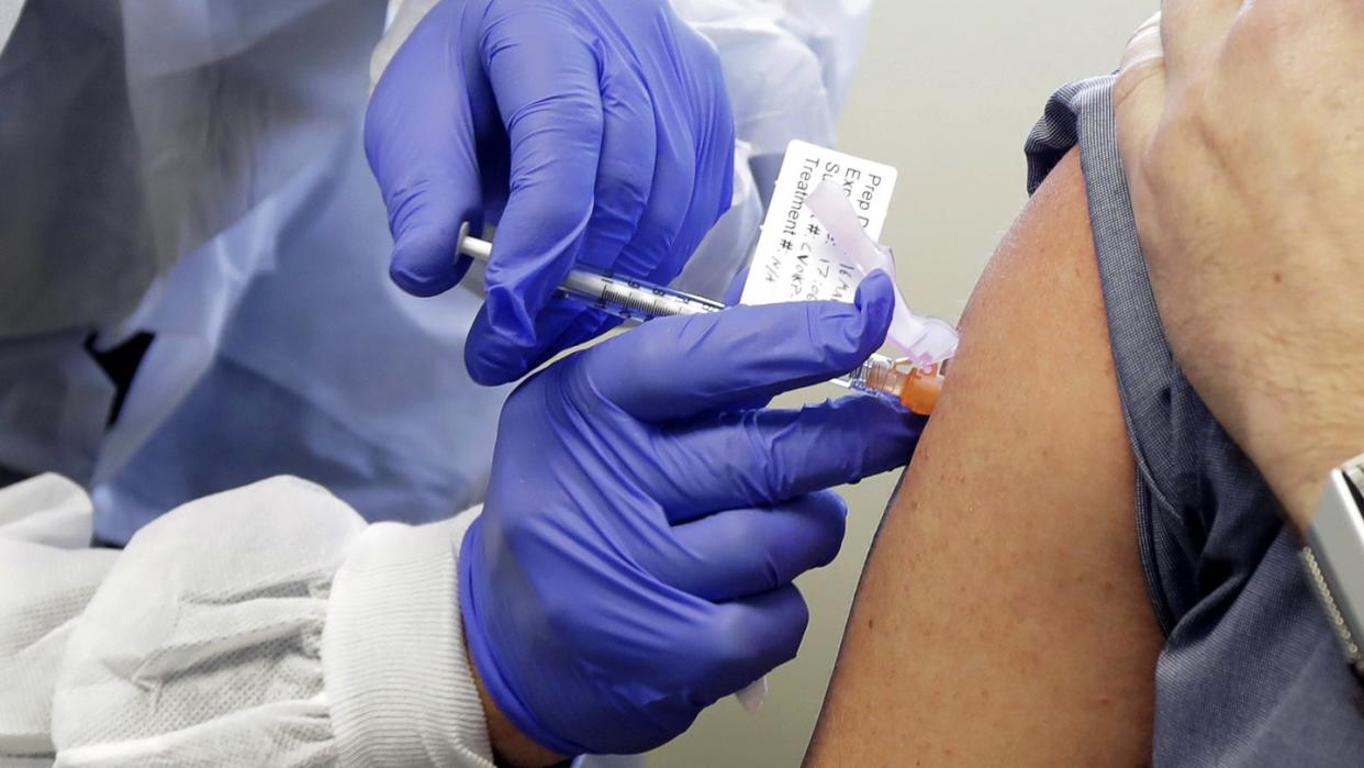 Eine Versuchsperson erhält im "Kaiser Permanente Washington Health Research Institute" in Seattle eine Spritze mit einem potenziellen Impfstoff der US-Biotech-Firma Moderna (Bild: dpa)
