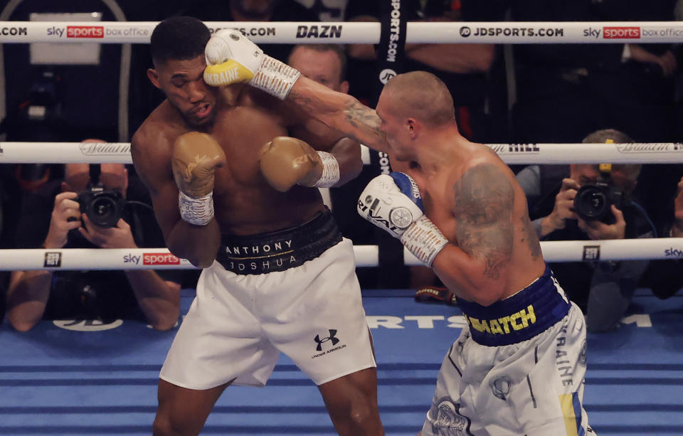 Olexsandr Usyk conecta un tiro durante la pelea mundial de boxeo de peso pesado entre Anthony Joshua y Oleksandr Usyk en el Tottenham Hotspur Stadium el 25 de septiembre de 2021 en Londres (Foto de Tom Jenkins/Getty Images)