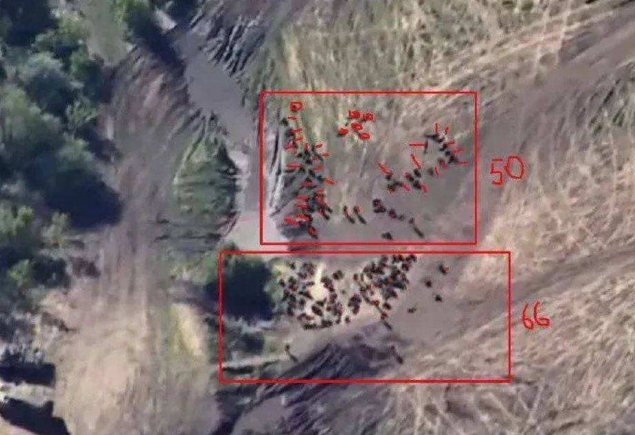 烏軍用 ATACMS 彈道導彈，襲擊位於盧甘斯克地區羅戈夫村（Rogove）附近的一處俄軍訓練場。   圖：翻攝自鷹眼 Defence