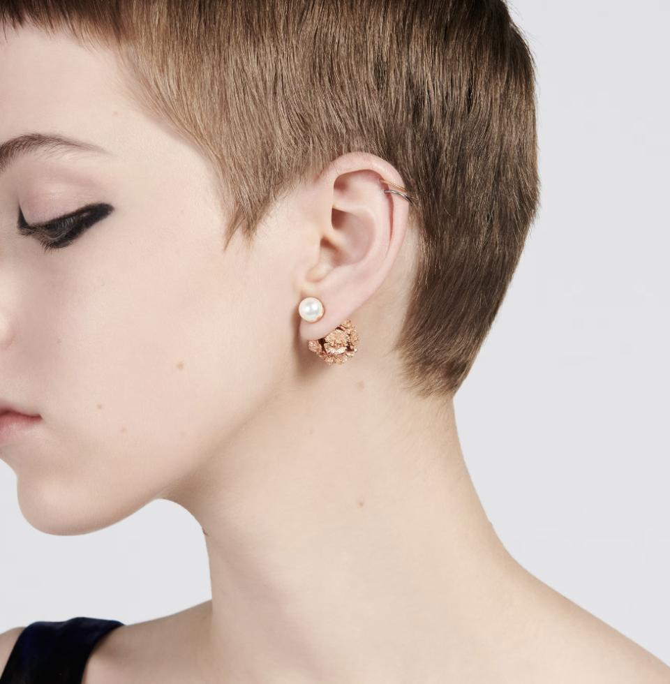 Dior耳環2023｜Dior Tribales珍珠耳環系列新款巡禮！珍珠與玫瑰金花兒耳環，這組合也太仙氣了吧
