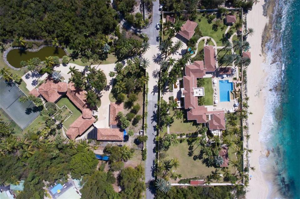 <p>La propriété est coupée en deux bâtisses, l’une côté océan avec sa piscine et ses 5 chambres royales, et la deuxième côté jardin avec « seulement » quatre chambres et un terrain de tennis dans une ambiance plus tropicale. (Photo : Sotheby’s International Realty) </p>
