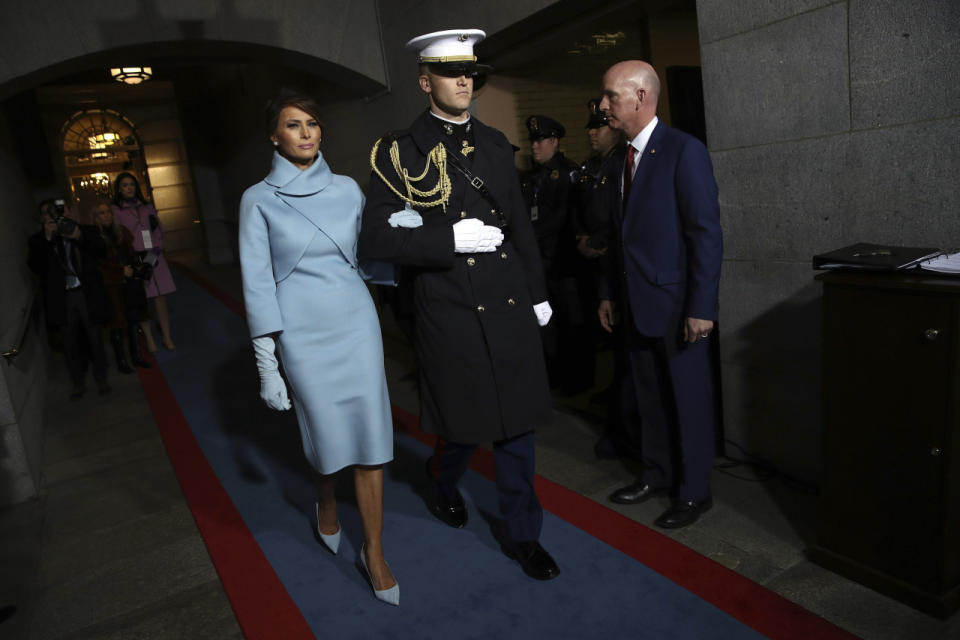 Zur Amtseinführung von Donald Trump am 20. Januar 2017 erschien Melania Trump in einer taubenblauen Cashmere-Kombination von Ralph Lauren. Zuvor hatten sich sieben US-amerikanische Designer geweigert, die künftige First Lady einzukleiden. (Bild-Copyright: Win McNamee/Pool Photo via AP)