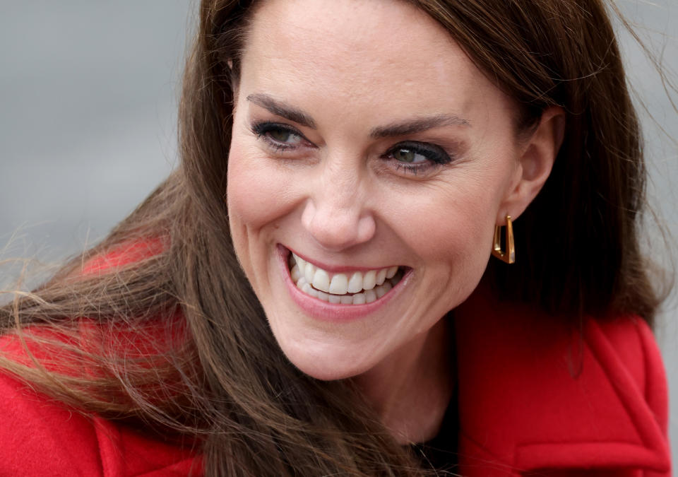 Prinzessin Kate trägt eckige Creolen in Gold (Bild: Chris Jackson/Getty Images)