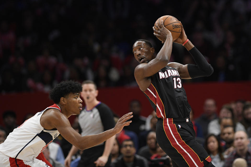 Bam Adebayo（圖右持球者）。（AP Photo/Nick Wass）