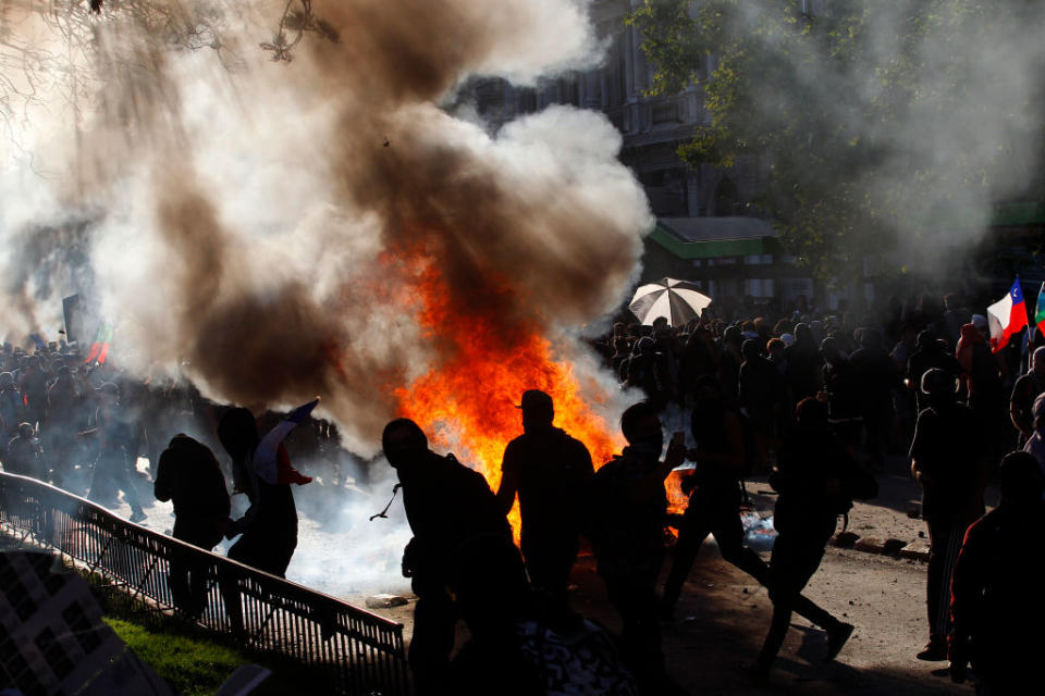 In Chile demonstrieren die Menschen seit Anfang Oktober gegen die Regierung. Sie fordern Sozialreformen und eine neue Verfassung. Auch im Dezember waren erneut Hunderttausende auf der Straße. Viele folgten außerdem dem Aufruf zu einem Generalstreik. (Bild: Getty Images)