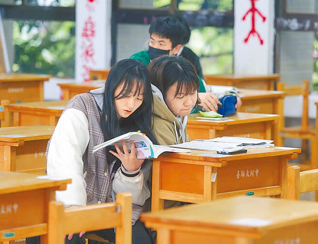 大學學測21日邁入第二天，台北市師大附中試場考生加緊複習。（陳君瑋攝）