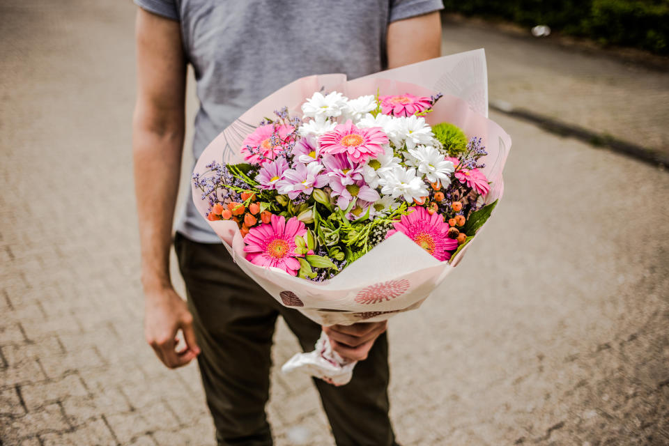 有網友收到老公送的花，結果卻被鄰居認出是自己丟掉的花，讓原PO十分尷尬。（示意圖，非圖片當事人。圖片來源：Getty Creative）