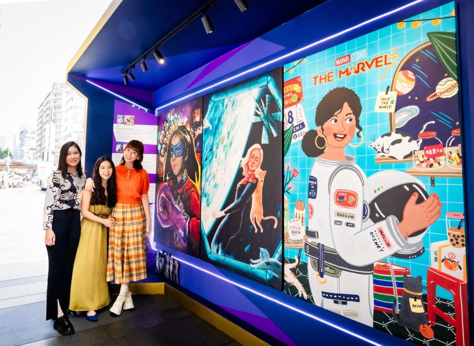 台灣藝術家若欣（左起）、盈青、33，受邀以《驚奇隊長2》為靈感，進行超級女力藝術創作展。（漫威影業提供）