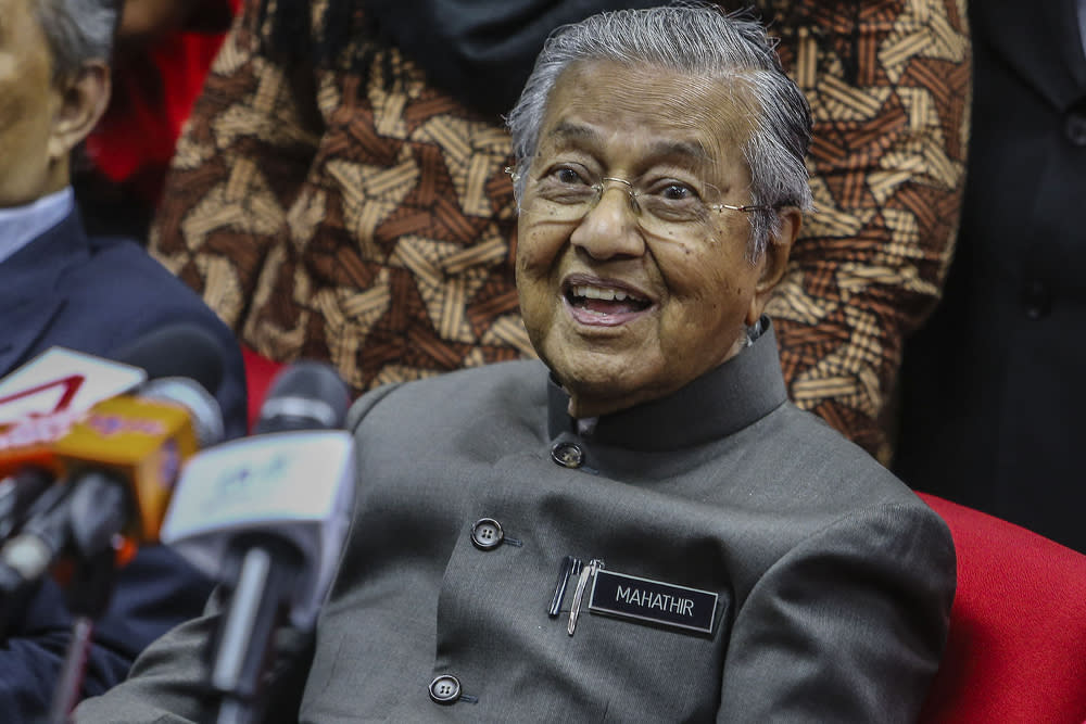 Dr Mahathir said Malaysia Airlines need not be government-owned, but can still retain its identity while being privately-runned. — Picture by Hari Anggara