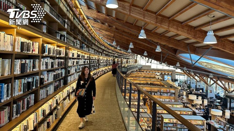 2013 年佐賀武雄圖書館重新翻新，並融合了蔦屋書店和星巴克