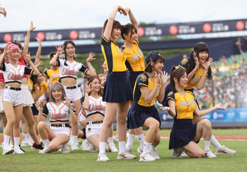 中職明星賽中斷2年後今年復辦，5隊共50名啦啦隊女孩賽前表演。特約攝影李鴻明/攝