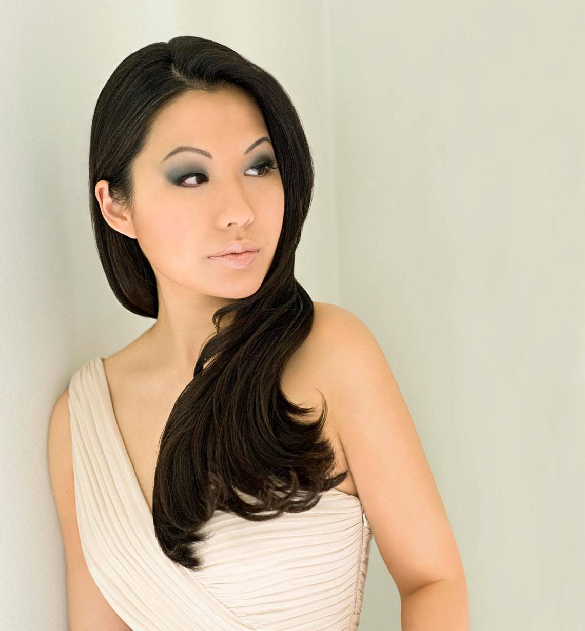 Violinist Sarah Chang joins the Palm Beach Symphony for their season opener.