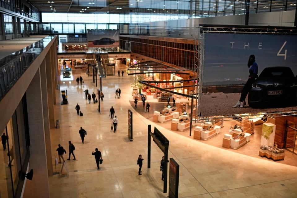 Nur wenige Fluggäste sind im Terminal des BER am Eröffnungstag unterwegs.<span class="copyright">Reto Klar / Funke Foto Services</span>