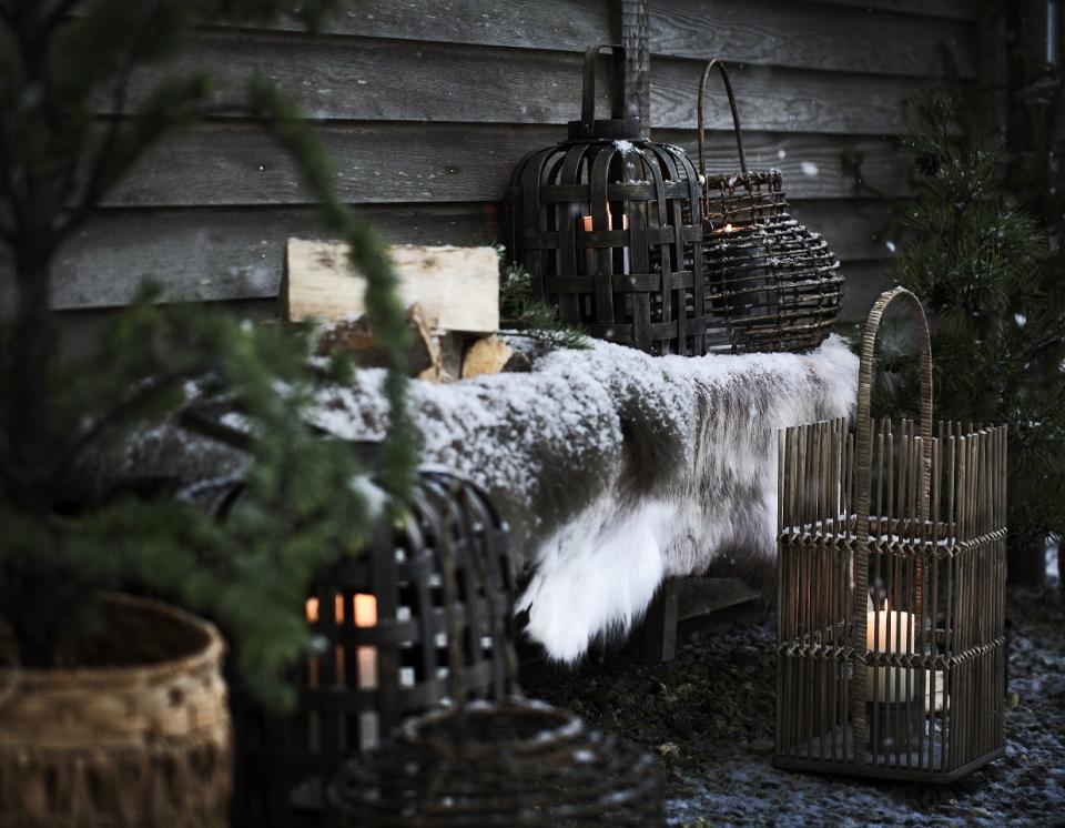 Décoration de Noël extérieur : un plaid en fausse fourrure sur un banc