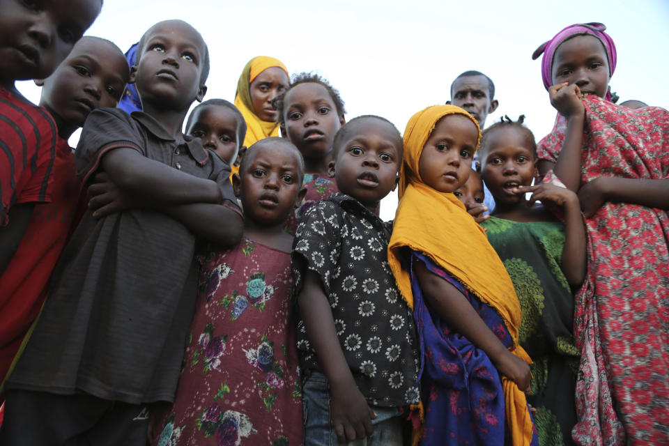 Personas desplazadas se reúnen en el campamento Daynile en Mogadiscio, Somalia, el jueves 17 de diciembre de 2020. (AP Foto/Farah Abdi Warsameh)