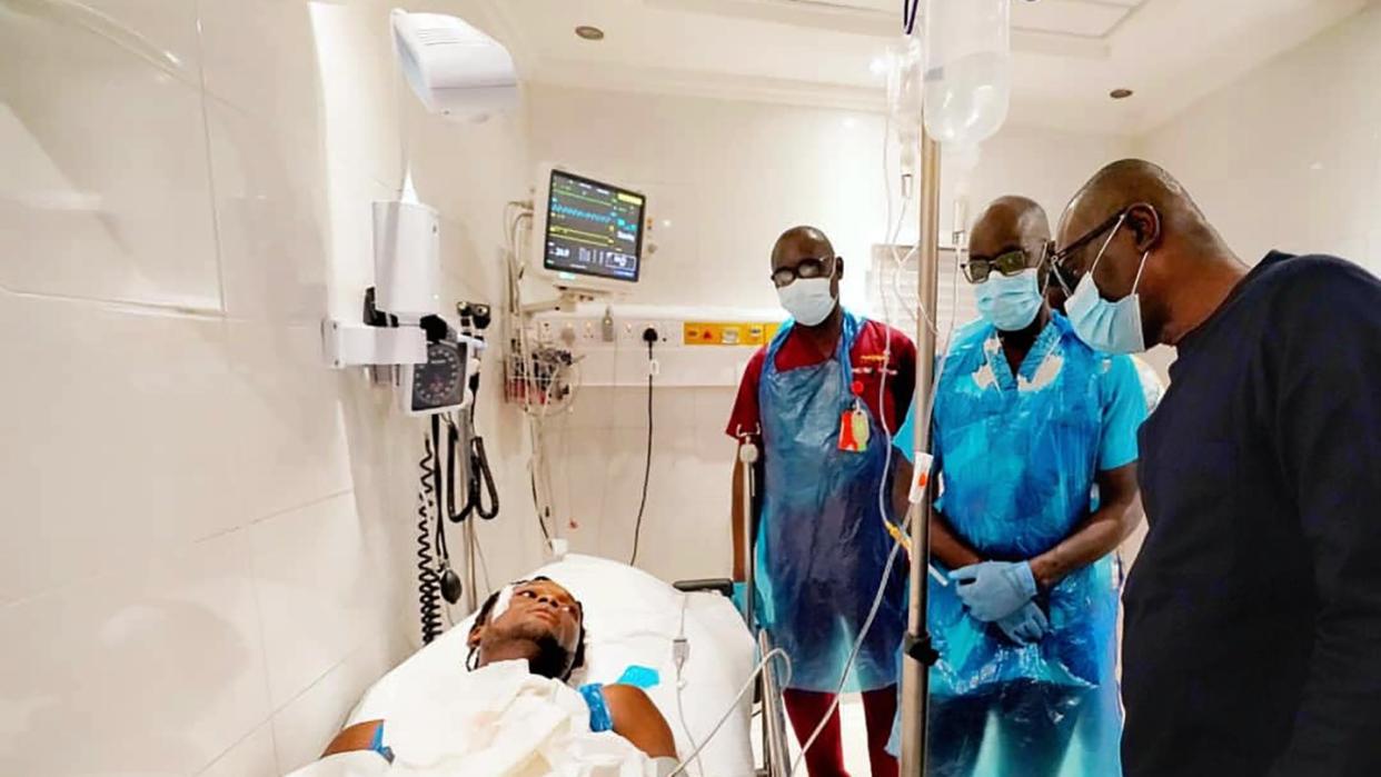 Babajide Sanwo-Olu (r.), Gouverneur des Bundesstaats Lagos, besucht einen Mann, der bei Protesten verletzt wurde, im Krankenhaus.
