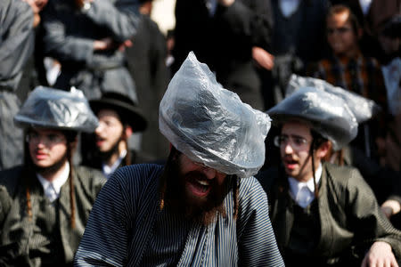 Israeli ultra-Orthodox Jewish men take part in a protest against the detention of a member of their community who refuses to serve in the Israeli army, in Jerusalem September 17, 2017. REUTERS/Ronen Zvulun