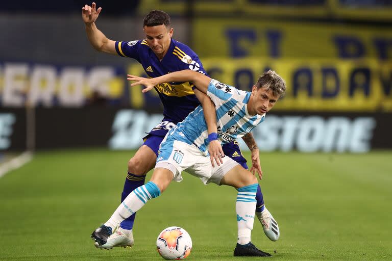 Una escena de la última vez que Boca ganó en un partido de eliminación directa por una competición continental, el 23 de diciembre de 2020, un 2-0 a Racing; ninguno de los jugadores de la imagen, Leonardo Jara y Héctor Fertoli, está en el mismo club hoy.